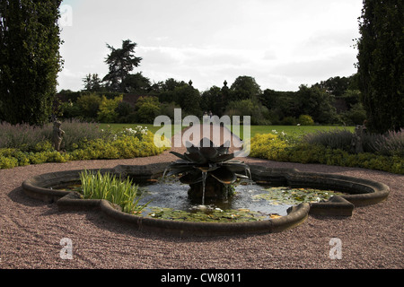 Étang et fontaine dans le jardin clos, Arley Hall and Gardens, Cheshire, Royaume-Uni Banque D'Images