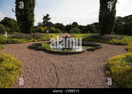 Étang et fontaine dans le jardin clos, Arley Hall and Gardens, Cheshire, Royaume-Uni Banque D'Images