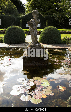 Chérubin statue et bassin dans le jardin des poissons, Arley Hall and Gardens, Cheshire, Royaume-Uni Banque D'Images