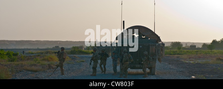 Les soldats du 2e peloton, compagnie Apache, 1er Bataillon, 23e Régiment d'infanterie, se démettent de leur Stryker et se préparent à partir en patrouille à pied dans le sud de l'Afghanistan, le 1er août 2012. Banque D'Images