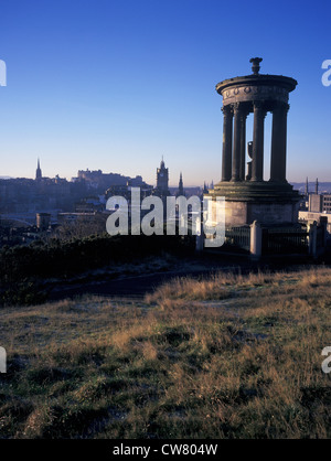 L'Écosse, Édimbourg, le Monument à Dugald Stewart sur Calton Hill, Calton Hill avec vue sur Princess Street et de la city. Banque D'Images