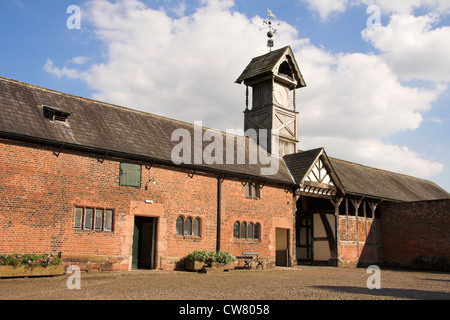 Tour de l'horloge en bois et Cruck Grange, Arley Hall and Gardens, Cheshire, Royaume-Uni Banque D'Images