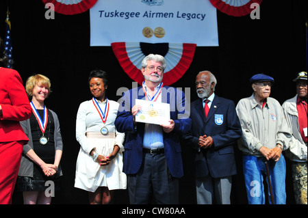 George Lucas, Lucas films lauréat le réalisateur/réalisateur reçoit un prix du comité Tuskegee Airman Inc. Lors du congrès national de Tuskegee 2012, Las Vegas, NV., le 3 août 2012. Lucas a été reconnu pour ses contributions et son récent film, Red Tails, qui a été le premier grand film créé sur les aviateurs Tuskegee. TAI est une organisation à but non lucratif qui se consacre à l'honneur des réalisations des membres de l'équipage afro-américain de l'Armée de l'Air, du sol et des opérations durant la Seconde Guerre mondiale Banque D'Images