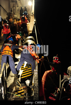 ⎯ MEMBRES d’équipage DE L’OCÉAN ATLANTIQUE à bord du Juniper de la Garde côtière de 225 pieds participent à un exercice de nuit à la mer par un homme, depuis le pont de bouée du navire, le jeudi 9 août 2012. L’équipage du navire est en déploiement dans l’Arctique afin d’améliorer l’interopérabilité avec les forces internationales et de fournir l’expérience de travail et d’intervention en cas d’incidents dans l’environnement difficile de l’Arctique. Photo de la Garde côtière américaine par Cynthia Oldham, agente de Petty, 3e classe Banque D'Images