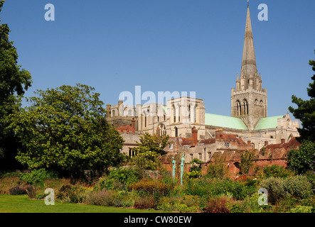 La cathédrale de la Sainte Trinité et son clocher séparé du palais épiscopal Gardens Chichester. Banque D'Images