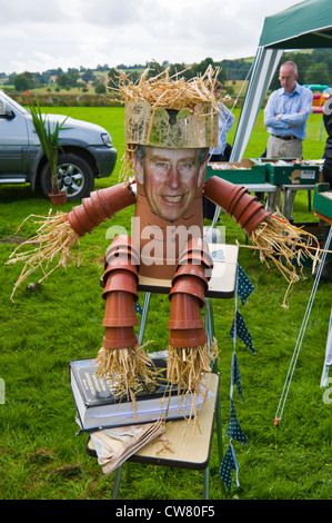 Effigie du Prince Charles comme un pot de fleur à l'Homme fête du village le jour de l'épouvantail dans village de Brampton Bryan Herefordshire Angleterre UK Banque D'Images