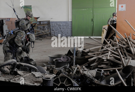 Des membres de l'équipe provinciale de reconstruction de Kandahar effectuent un sondage sur l'équipement d'une installation du ministère des travaux publics le 8 août 2012 à Kandahar (Afghanistan). L’EPR de Kandahar est une équipe conjointe de membres de la Force aérienne, de l’Armée de terre, de la Marine et de civils des États-Unis déployée dans la province de Kandahar en Afghanistan pour aider à reconstruire et à stabiliser le gouvernement et l’infrastructure locaux. Banque D'Images