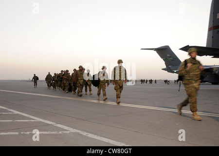 Des aviateurs de la Garde nationale aérienne du Minnesota débarquent un C-17 sur la rampe d'atterrissage de l'aérodrome de Kandahar, en Afghanistan, le 10 août 2012. Le personnel est déployé à partir de la 148e Escadre de chasseurs de la Garde nationale aérienne du Minnesota à l'appui de l'opération Enduring Freedom. Les F-16 de Bull Dog, les pilotes et le personnel de soutien ont commencé leur déploiement de la Force expéditionnaire aérienne à la mi-août pour prendre en charge les missions de vol pour l'ordre de mission aérienne et fournir un soutien aérien étroit aux troupes sur le terrain en Afghanistan. Banque D'Images