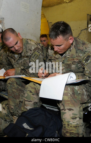 Les aviateurs de la Garde nationale aérienne du Minnesota commencent leur traitement de la documentation au terminal PAX de l'aérodrome de Kandahar, en Afghanistan, le 10 août 2012. Le personnel est déployé à partir de la 148e Escadre de chasseurs de la Garde nationale aérienne du Minnesota à l'appui de l'opération Enduring Freedom. Les pilotes et le personnel de soutien de Bull Dog F-16 ont commencé leur déploiement à la mi-août pour prendre en charge les missions aériennes pour l’ordre d’exécution des missions aériennes et fournir un soutien aérien étroit aux troupes sur le terrain en Afghanistan. Banque D'Images