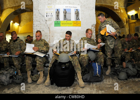 Les aviateurs de la Garde nationale aérienne du Minnesota commencent leur traitement de la documentation au terminal PAX de l'aérodrome de Kandahar, en Afghanistan, le 10 août 2012. Le personnel est déployé à partir de la 148e Escadre de chasseurs de la Garde nationale aérienne du Minnesota à l'appui de l'opération Enduring Freedom. Les pilotes et le personnel de soutien de Bull Dog F-16 ont commencé leur déploiement à la mi-août pour prendre en charge les missions aériennes pour l’ordre d’exécution des missions aériennes et fournir un soutien aérien étroit aux troupes sur le terrain en Afghanistan. Banque D'Images