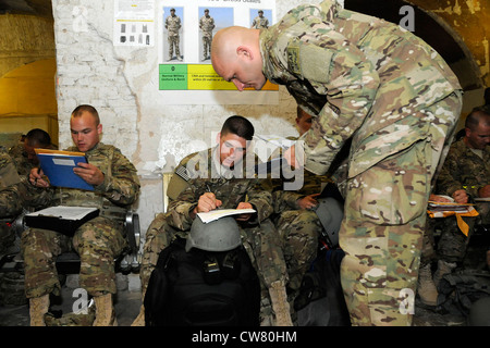 Les aviateurs de la Garde nationale aérienne du Minnesota commencent leur traitement de la documentation au terminal PAX de l'aérodrome de Kandahar, en Afghanistan, le 10 août 2012. Le personnel est déployé à partir de la 148e Escadre de chasseurs de la Garde nationale aérienne du Minnesota à l'appui de l'opération Enduring Freedom. Les pilotes et le personnel de soutien de Bull Dog F-16 ont commencé leur déploiement à la mi-août pour prendre en charge les missions aériennes pour l’ordre d’exécution des missions aériennes et fournir un soutien aérien étroit aux troupes sur le terrain en Afghanistan. Banque D'Images