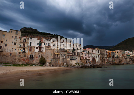 Vieille ville sur front de mer, Cefalù, Sicile, Italie Banque D'Images