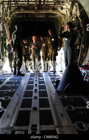 Les membres de la Force de défense du Botswana reçoivent une formation pratique en sécurité de vol de la part d'aviateurs affectés au 156e Escadron d'évacuation aéromédicale de la Garde nationale aérienne de Caroline du Nord, dans le cadre de MEDLITE 12, le 11 août 2012. MEDLITE est un exercice annuel qui réunit le personnel des forces américaines avec des homologues militaires de toute l'Afrique. L'objectif de l'exercice est d'améliorer les capacités et de travailler ensemble en introduisant le système d'évacuation sanitaire des États-Unis pour le déplacement des patients au personnel militaire de BDF. Banque D'Images