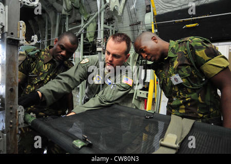 Sgt. Maître de la Garde nationale aérienne des États-Unis Chris Choate, 156e Escadron d'évacuation aéromédicale, montre aux membres de la Force de défense du Botswana comment sécuriser correctement une litière sur un Hercules BDF C-130 dans le cadre de MEDLITE 12, le 11 août 2012. MEDLITE est un exercice annuel qui réunit le personnel des forces américaines avec des homologues militaires de toute l'Afrique. L'objectif de l'exercice est d'améliorer les capacités et de travailler ensemble en introduisant le système d'évacuation sanitaire des États-Unis pour le déplacement des patients au personnel militaire de BDF. Banque D'Images