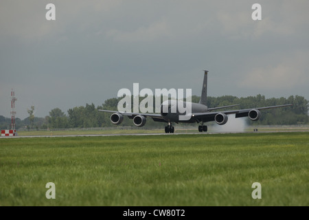 La fumée s'échappe alors que les roues d'un KC-135 Stratotanker entrent en contact initial avec la piste de la base de la Garde nationale aérienne Selfridge, au Michigan, le 10 août 2012. Le KC-135 est principalement utilisé comme ravitailleur aérien, bien qu'il puisse être configuré pour transporter des marchandises, du personnel ou des patients médicaux. Cet appareil est exploité par le 127e groupe de ravitaillement en carburant aérien de la Garde nationale aérienne du Michigan. Banque D'Images