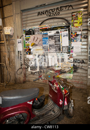 Moto en stationnement sur rue, Palerme, Italie Banque D'Images