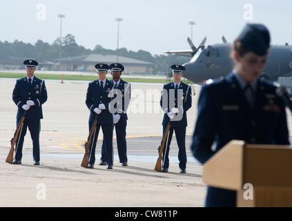 La Force aérienne des États-Unis honore les membres de la Garde tandis que le capitaine Erin Richardson, officier exécutif du 15e Escadron des opérations spéciales, s'exprime au Commando Hangar, dans la Fla de Hurlburt Field, le 10 août 2012. Les membres de la Garde d'honneur ont rendu un hommage à trois volley pendant le mémorial du 10 ans en l'honneur de 13 membres du service déchus qui ont perdu la vie pendant les missions talon 13 et Chariot 55. ( Banque D'Images