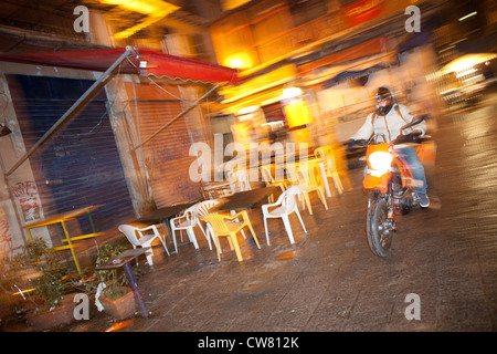 L'homme sur un scooter, marché Ballaro, Palermo, Italie Banque D'Images