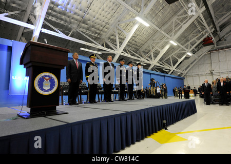 Le secrétaire à la Défense Leon Panetta, président des chefs d'état-major interarmées Martin Dempsey, secrétaire de la Force aérienne Michael Donley, général Norton Schwartz, général Mark A. Welsh III, Et le sergent-chef-maître de la Force aérienne James Roy s'engage dans les cérémonies de retraite et de nomination du chef d'état-major de la Force aérienne à la base interarmées Andrews, au Maryland, le 10 août 2012. Schwartz a servi dans la Force aérienne pendant 39 ans, les quatre dernières années comme chef principal de la Force aérienne. Avant de devenir chef d'état-major de la Force aérienne, Welsh a commandé les forces aériennes américaines en Europe Banque D'Images