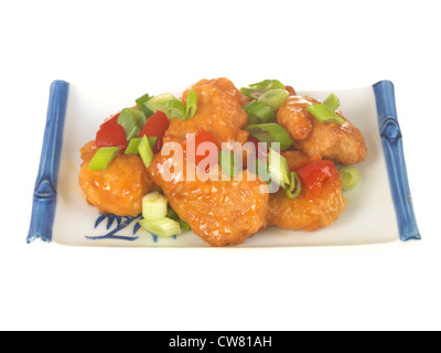 Prêt authentique chinois colorés Repas Poulet aigre-doux, isolé sur un fond blanc, avec un chemin de détourage et aucun peuple Banque D'Images