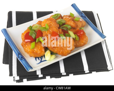 Prêt authentique chinois colorés Repas Poulet aigre-doux, isolé sur un fond blanc, avec un chemin de détourage et aucun peuple Banque D'Images