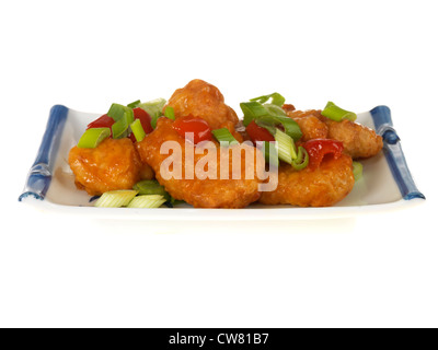 Prêt authentique chinois colorés Repas Poulet aigre-doux, isolé sur un fond blanc, avec un chemin de détourage et aucun peuple Banque D'Images