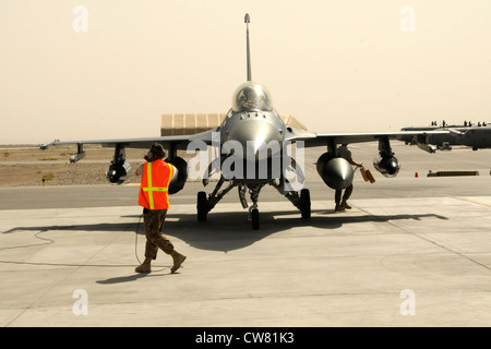 Sgt. Maître Jason Swor, à l'EOR en tant que F-16, des terres de la Garde nationale aérienne du Minnesota à l'aérodrome de Kandahar, en Afghanistan, le 14 août 2012. Le personnel est déployé à partir de la 148e Escadre de chasseurs de la Garde nationale aérienne du Minnesota à l'appui de l'opération Enduring Freedom. Les F-16 de Bull Dog, les pilotes et le personnel de soutien ont commencé leur déploiement de la Force expéditionnaire aérienne à la mi-août pour prendre en charge les missions aériennes pour l'ordre de mission aérienne et fournir un soutien aérien étroit aux troupes sur le terrain en Afghanistan. Banque D'Images