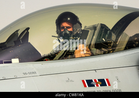 Le capitaine Grant â€œGruntâ Brown, un pilote F16 avec le 179e Escadron de chasseurs expéditionnaires du Minnesota Air National Guardâ€™s actuellement affecté Ã lâ€™aérodrome de Kandahar, en Afghanistan, arrive Ã lâ€™aérodrome de Kandahar le 14 août 2012. Le personnel est déployé à partir de la 148e Escadre de chasseurs de la Garde nationale aérienne du Minnesota à l'appui de l'opération Enduring Freedom. Les F-16 de Bull Dog, les pilotes et le personnel de soutien ont commencé le déploiement de leur force expéditionnaire aérienne à la mi-août pour prendre en charge les missions de vol pour l'ordre de mission aérienne et fournir un soutien aérien étroit aux troupes sur le terrain en Afghanistan. Banque D'Images