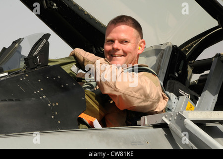 Maj. Chris "ogor" Hansen, un pilote de F16 avec le Minnesota Air National Guard's 179e escadron de chasse expéditionnaire actuellement affectés à l'aérodrome de Kandahar, Afghanistan arrive à kaf le août. 14, 2012. Le personnel est déployé depuis le Minnesota Air National Guard's 148e escadre de chasse à l'appui de l'opération Enduring Freedom. bull dog f-16s, des pilotes et du personnel de soutien ont commencé leur déploiement de force expéditionnaire de l'air à la mi-août pour prendre en charge des missions de vol de l'ordre de mission aérienne et de fournir un appui aérien rapproché aux troupes sur le terrain en Afghanistan. Banque D'Images