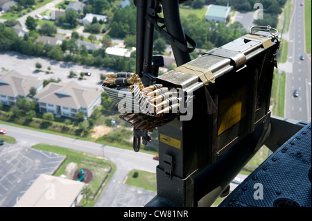 Un ammo peut se bloque sur le côté d'un hélicoptère huey uh-1n à Fort Walton Beach, Floride., nov. 13. l'UH-1n est un hélicoptère utilitaire léger élévateur utilisé à l'appui de diverses utilisations. Banque D'Images