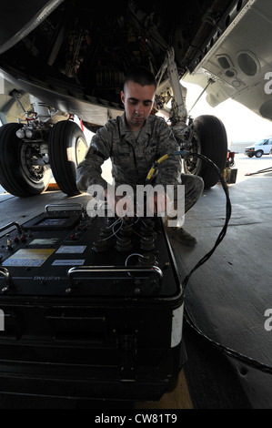 Airman 1re classe Lucas Lamothe, 5e Escadron de maintenance d'aéronefs un membre de l'équipage de charge d'armes utilise un testeur de système multi-utilisateurs-armement Next Generation qui effectuera un contrôle sur le système d'armes classiques internes d'un B-52H Stratoforteresse à la base aérienne de Minot, N.D., le 10 août 2012. Dans le cadre du Commandement de la frappe globale de la Force aérienne, les chargeurs d'armes travaillent sans cesse pour préserver la sécurité de notre pays en fournissant des forces prêtes au combat pour la dissuasion nucléaire et les opérations de frappe mondiales. Banque D'Images