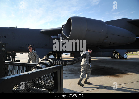 Un chef d'équipage du 5e Escadron de maintenance d'aéronefs enligne une trémie pneumatique dans une Stratoforteresse B-52H avant une mission à la base aérienne de Minot, N.D., le 10 août 2012. Dans le cadre du Commandement de la frappe globale de la Force aérienne, les chefs d'équipage travaillent sans relâche pour préserver la sécurité de notre pays en fournissant des forces prêtes au combat pour la dissuasion nucléaire et les opérations de frappe mondiales. Banque D'Images