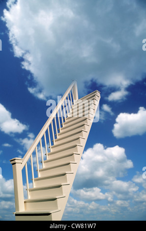 Escalier menant à un ciel bleu avec des nuages blancs gonflés Banque D'Images