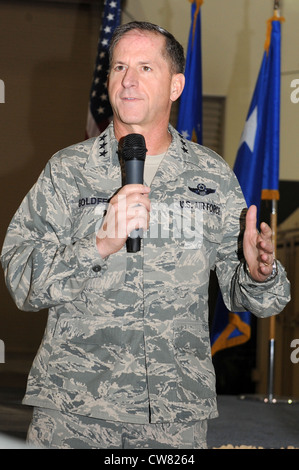 ASIE DU SUD-OUEST - le lieutenant général de la Force aérienne américaine David Goldfein, commandant du Commandement central de la Force aérienne américaine et du volet aérien des Forces combinées, s'adresse aux membres du 380e Groupe d'entretien expéditionnaire le 15 août 2012. Goldfein était à la 380e Escadre expéditionnaire de l'Air pour rencontrer des responsables et officier une cérémonie de changement de commandement. Banque D'Images