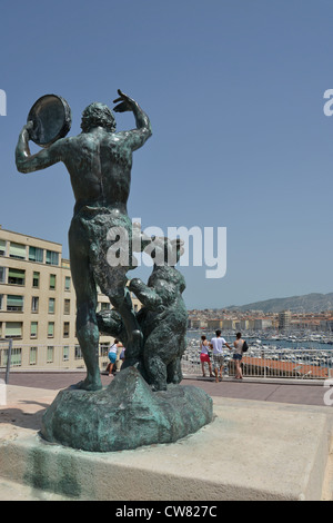 Statue de l'ours et tambourin, Vieux-Port de Marseille (vieux port), Marseille, Bouches-du-Rhône, Provence-Alpes-Côte d'Azur, France Banque D'Images