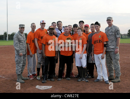 Membres de l'équipe de softball du 100e Escadron de préparation à la logistique, le colonel Christopher Kulas, à gauche, le commandant de la 100e Escadre de ravitaillement en vol et le Sgt. Christopher Powell, à droite, 100e chef de commandement de l'ARW, pose avec le trophée du championnat de softball intramural à la suite du match de championnat contre le 100e Escadron des forces de sécurité, le 14 août 2012, à la RAF Mildenhall. Banque D'Images