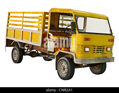 Vieux camion jaune isolé sur fond blanc Banque D'Images