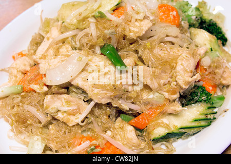 Thai Pad Woon Sen Bean Claire Sauté de poulet nouilles avec légumes Brocoli Carottes Zuchinni et fèves germées closeup Banque D'Images