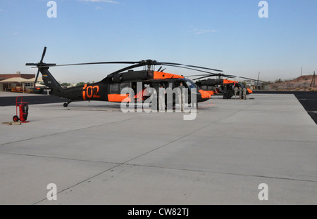 Les soldats de la Compagnie Alpha, 2e Bataillon, 285e Régiment d'aviation, de la Garde nationale de l'Arizona, préparent leur UH-60 Black Hawks pour les efforts de lutte contre les incendies le 12 août. Les aviateurs ont aidé les divisions forestières nationales et nationales à lutter contre le feu Charley près du lac Bartlett et le feu de crête erreur près du lac Roosevelt tout au long de la semaine. On prévoit que les équipages continueront de travailler sur les deux incendies jusqu'au reste de la semaine et peut-être jusqu'à la semaine prochaine. Banque D'Images