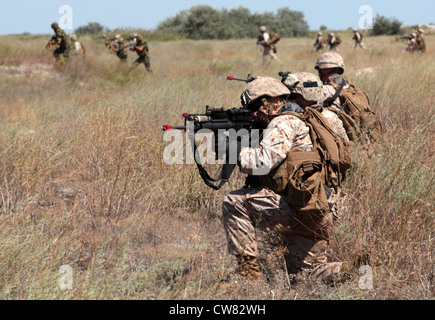 Caporal du corps des Marines des États-Unis Ruven Tapia avec la Force opérationnelle de coopération en matière de sécurité la station de partenariat pour l'Afrique 2012 fournit un feu de couverture aux côtés des Marines roumaines du 307e Bataillon d'infanterie navale lors d'une attaque de plage à Capu Midia, Roumanie, le 12 août 2012. L'assaut sur la plage a été l'événement final de l'exercice Summer Storm 12. Banque D'Images