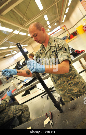 Le chef de la Force aérienne des États-Unis, Airman Ricky Franklin, 27e Escadron de maintenance des opérations spéciales, nettoie une arme dans l'atelier d'armement de la base aérienne Cannon, N.M., le 14 août 2012. Les troupes d'armement se prennent à Cannon pour démonter, nettoyer, luber et inspecter les armes de leur avion Banque D'Images