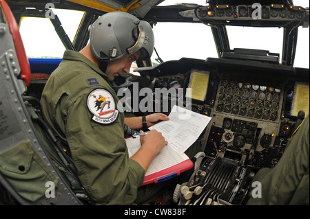 Le capt. roger tinnin, 20e bomb squadron pilote, va sur la liste de vérification avant vol d'un b-52h stratofortress bomber sur base aérienne de Barksdale, en Louisiane., oct. 15 équipages. de barksdale ont participé à l'exercice Combat Hammer, qui a évalué l'emploi des munitions à guidage de précision pour s'assurer que les armes sont pleinement fonctionnels et capables de la mission. l'exercice à l'essai d'équipage, de munitions et d'aviateurs de l'entretien sur leurs performances. Banque D'Images