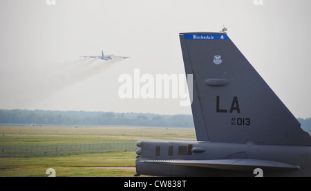 Un b-52h stratofortress prend son envol à partir de la base aérienne de Barksdale, en Louisiane., à participer à l'exercice Combat Hammer aug. 15. combat hammer est utilisé pour évaluer l'emploi des munitions à guidage de précision pour s'assurer que les armes sont pleinement fonctionnels et mission capable. Cet exercice permet aux équipages d'acquérir plus d'expérience du déploiement de munitions à guidage de précision. Banque D'Images