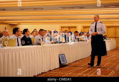 Le général Mark A. Welsh III, chef d'état-major de la Force aérienne, parle aux aviateurs lors de la Conférence des premiers sergents de la Force aérienne le 15 août 2012, à Jacksonville, en Floride. La conférence réunit les premiers sergents actifs, de la Garde et de la Réserve de l'ensemble du service pour discuter des questions touchant la mission, Les aviateurs et leurs familles Banque D'Images