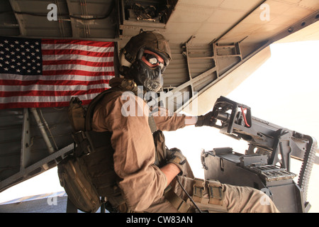 Le Caporal Kyle M. Taylor, chef d'équipage HMH-362, 3e Escadre d'avions marins (avant), scanne l'activité de l'ennemi en y faisant une mitrailleuse de calibre 0,50 pendant le vol final pour le CH-53D Sea Stallion, août 16. Banque D'Images