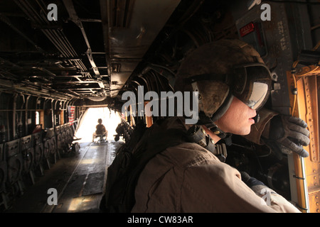 Le Caporal Kevin a. Murphy, chef de l'équipe de HMH-362, 3rd marine aircraft wing (avant), recherche les activités de l'ennemi de la gunners éclore pendant le dernier vol pour le CH-53d Sea Stallion, aug. 16. Banque D'Images