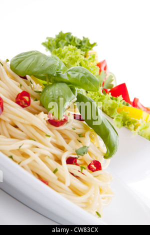 Pâtes fraîches aux piments et basilic salade avec isolé sur fond blanc Banque D'Images