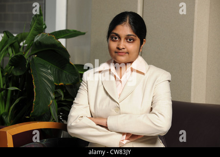 Jeune femme d'Indiens à l'intérieur d'un immeuble de bureaux Banque D'Images