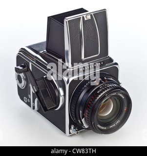 Hasselblad 500 C/M Appareil photo avec objectif Carl Zeiss Planar T 80mm objectif standard sur fond blanc Banque D'Images