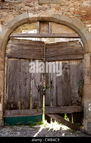 Vieilles portes en bois dans le village de Caune-Minervois dans le sud de la France Banque D'Images